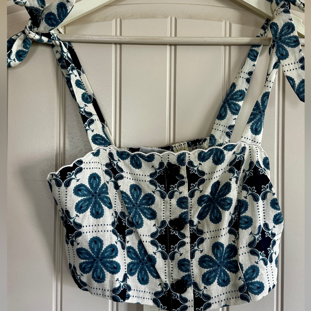 **MOVING SALE - Make an offer** 
Agua Bendita x Target White & Blue Floral Top